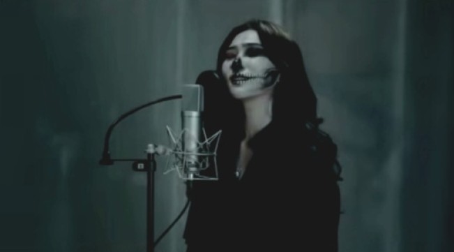 Penyanyi dan penulis lagu Isyana Sarasvati mengaku bangga bisa duet dengan idolanya Iwan Fals. [Instagram]